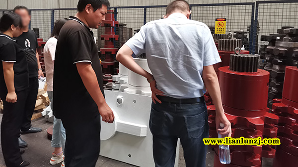 貴陽彭總開展刮板機(jī)配件業(yè)務(wù)，來我廠考察參觀！